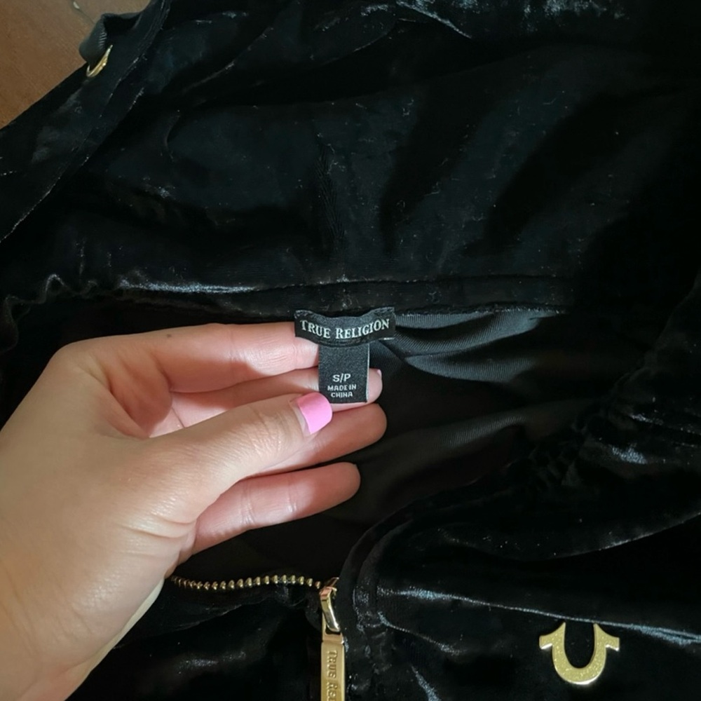 True Religion velour track suit black size small
Set top and bottom - Picture 2 of 5